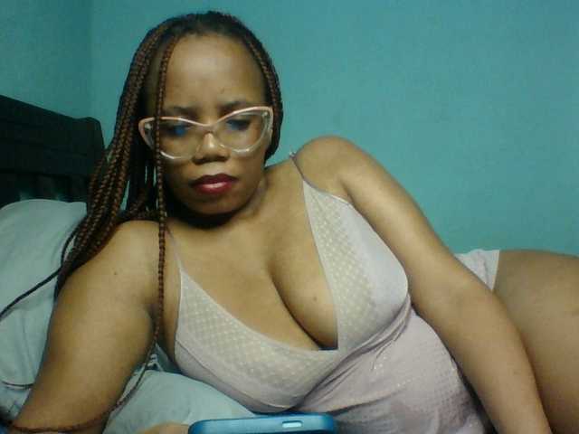 Prettyzari live cam on BongaCams