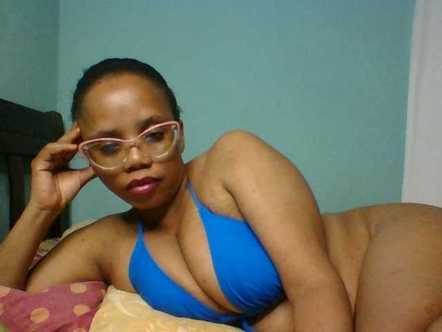le modèle Prettyzari est en webcam porno dans un show sur le site bongacams, il possède les tags suivants: Ebony,Brunette,Shaved