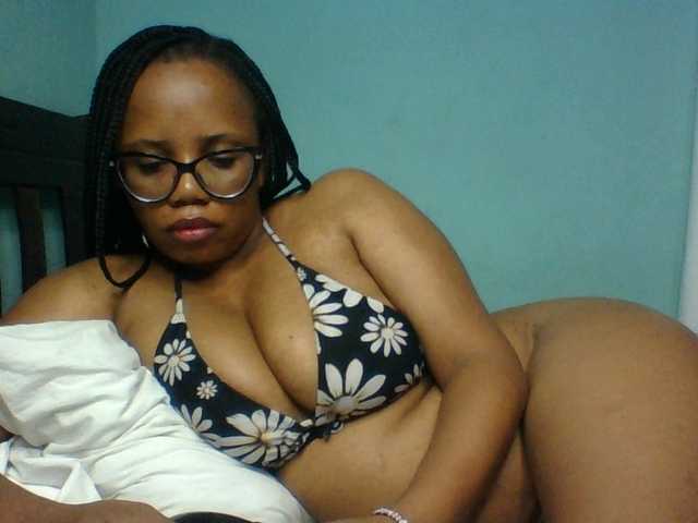 Prettyzari live cam on BongaCams