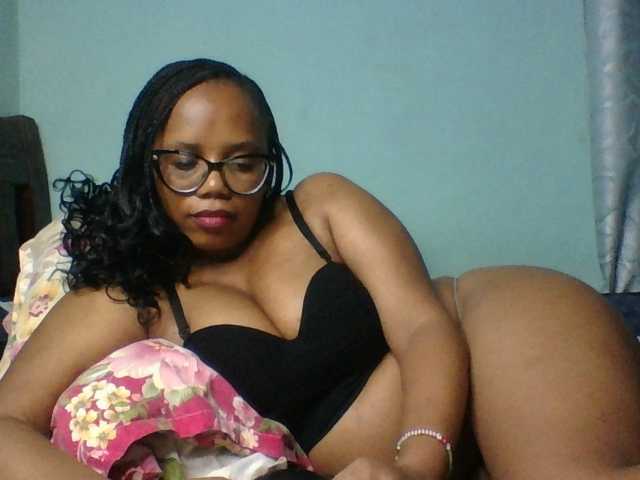 Prettyzari live cam on BongaCams