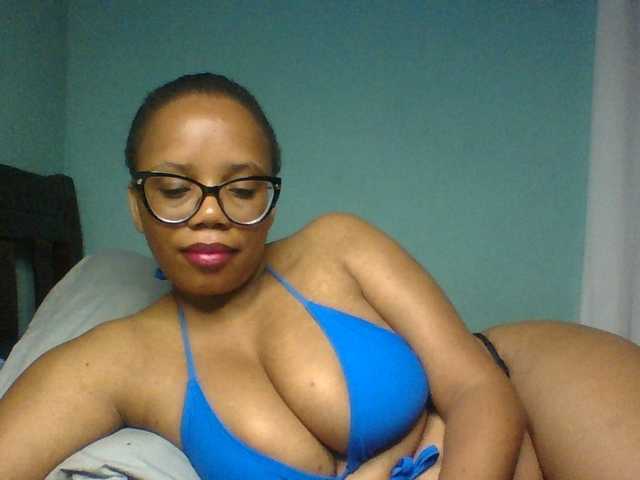 Prettyzari live cam on BongaCams