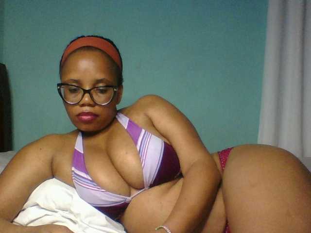 Prettyzari live cam on BongaCams