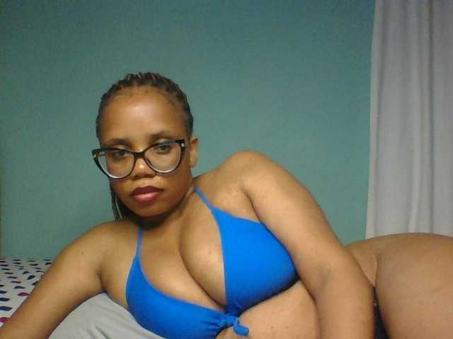 Prettyzari live cam on BongaCams