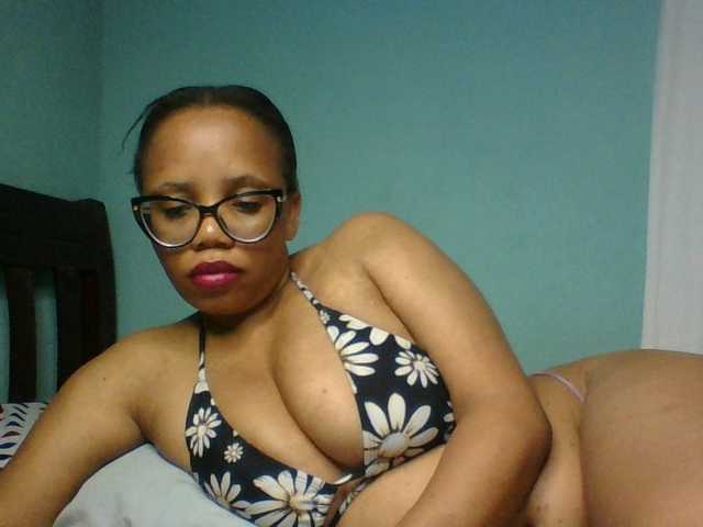 Prettyzari live cam on BongaCams