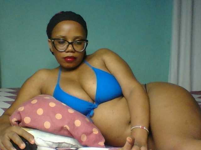 Prettyzari live cam on BongaCams
