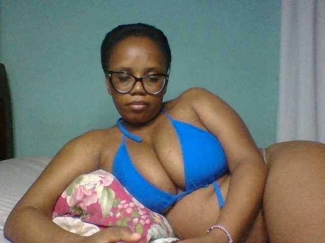 Prettyzari live cam preview