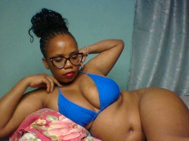 Prettyzari live cam on BongaCams