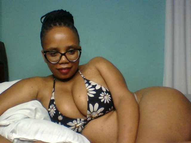 Prettyzari live cam on BongaCams