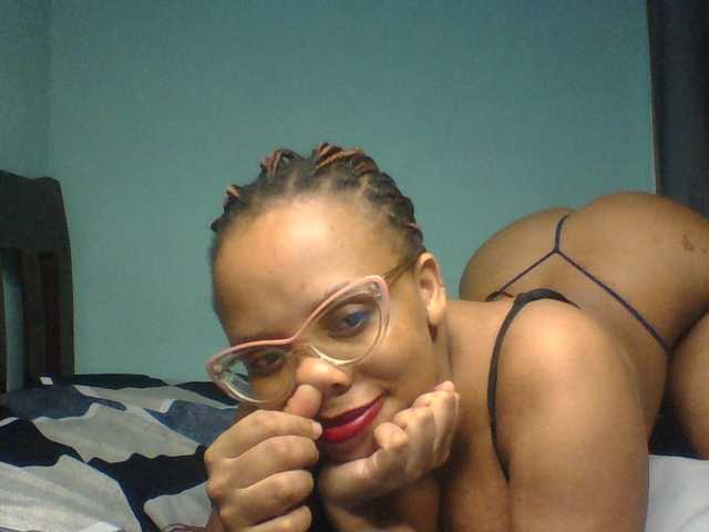 Prettyzari live cam on BongaCams