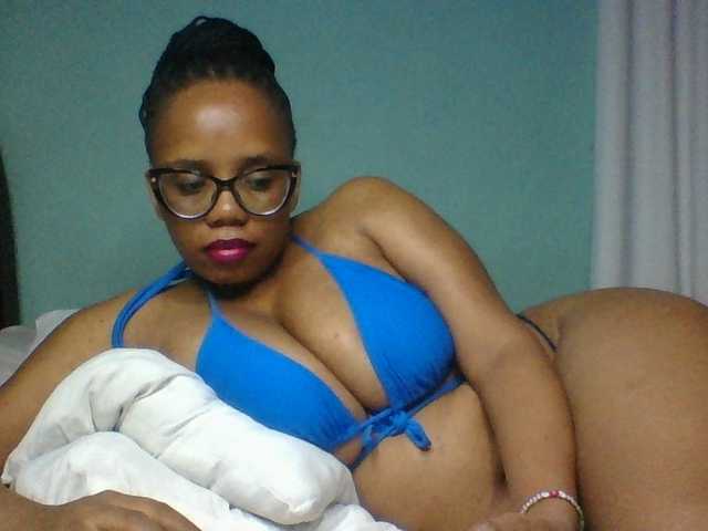 Prettyzari live cam on BongaCams