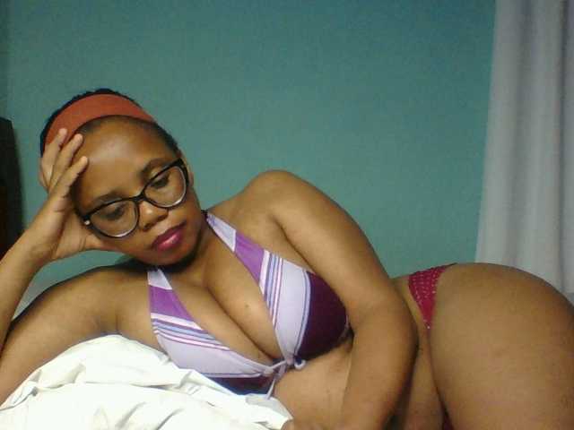 Prettyzari live cam on BongaCams