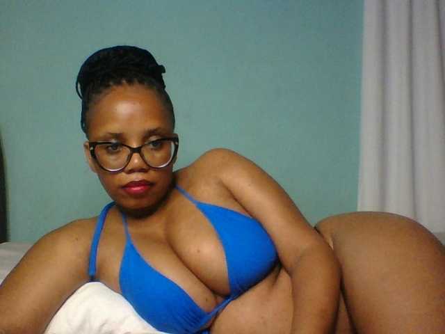 Prettyzari live cam on BongaCams