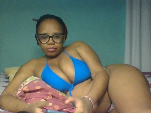 Prettyzari live cam on BongaCams