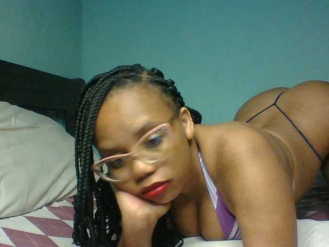 Prettyzari live cam on BongaCams