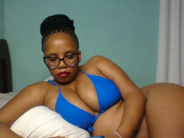 Prettyzari live cam on BongaCams