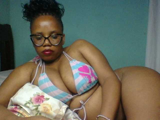 Prettyzari live cam on BongaCams