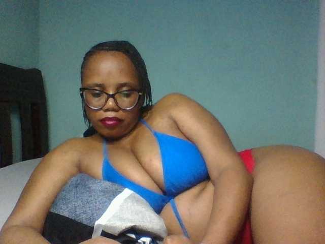 Prettyzari live cam on BongaCams