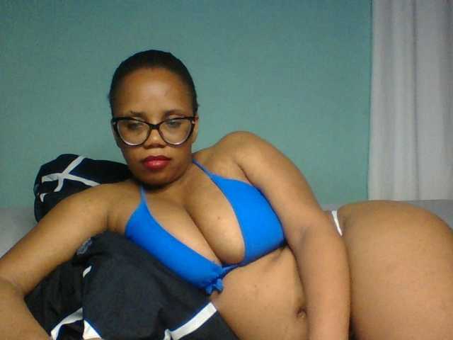 Prettyzari live cam on BongaCams