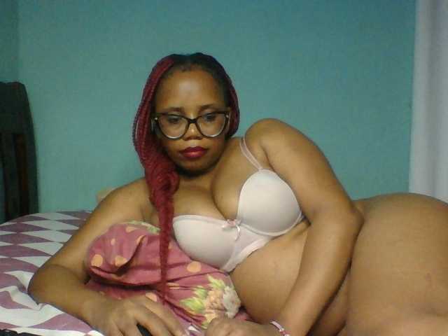 Prettyzari live cam on BongaCams