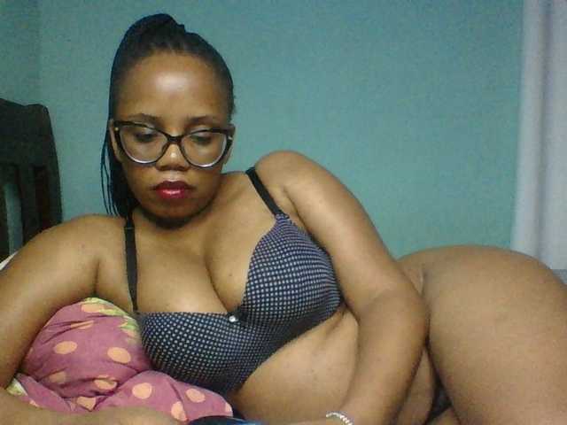 Prettyzari live cam on BongaCams