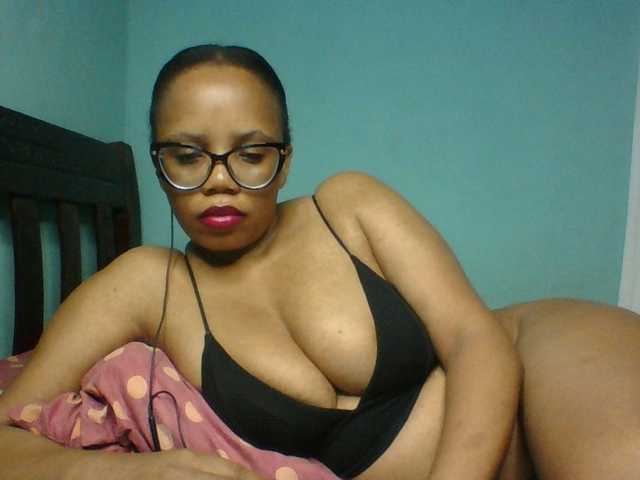 Prettyzari live cam on UnifiedCams