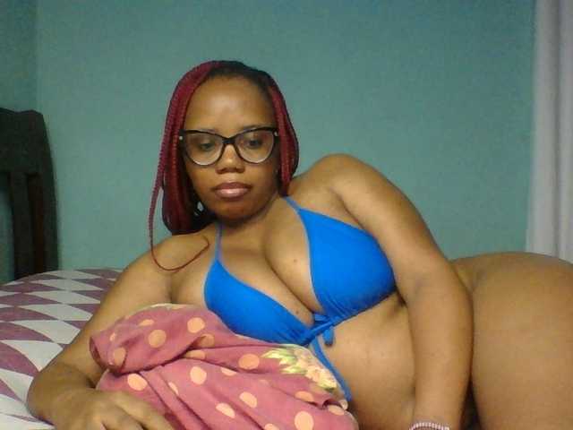 Prettyzari live cam on BongaCams