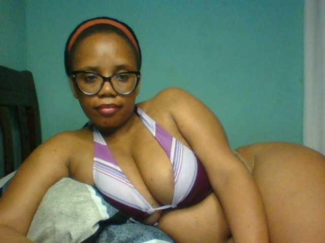 Prettyzari live cam on BongaCams