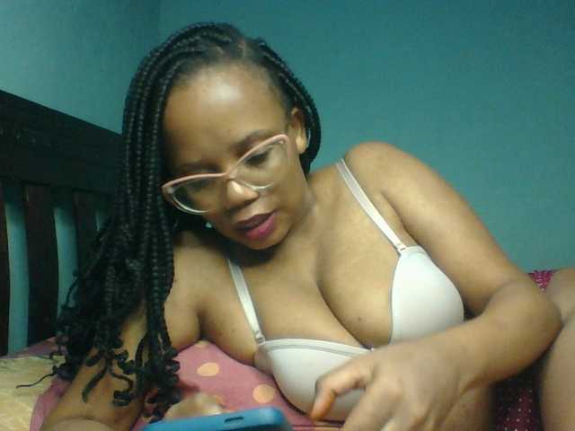 Prettyzari live cam on UnifiedCams