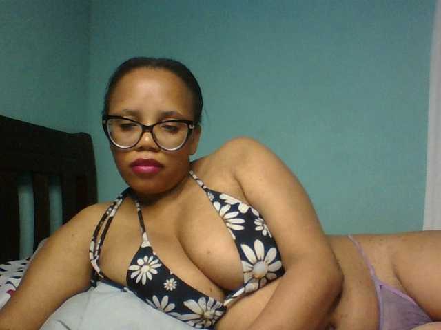 Prettyzari live cam on BongaCams