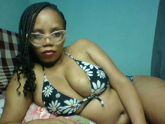 Prettyzari live cam on BongaCams