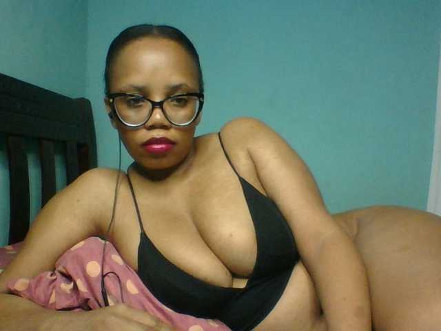 Prettyzari webcam bongacams model stream image
