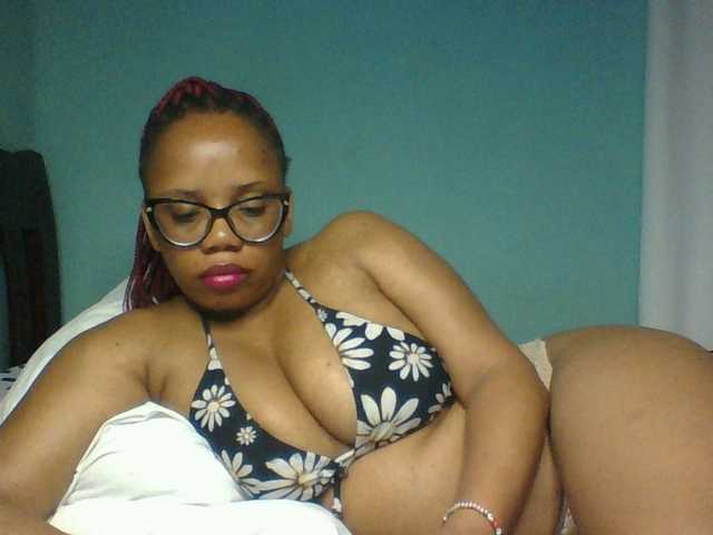 Prettyzari live cam preview