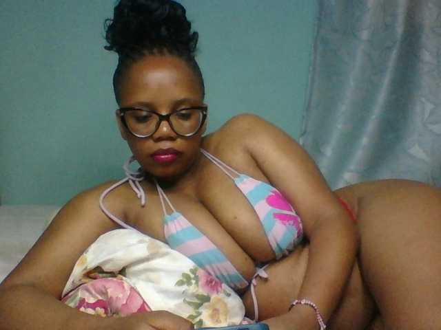 Prettyzari live cam on BongaCams