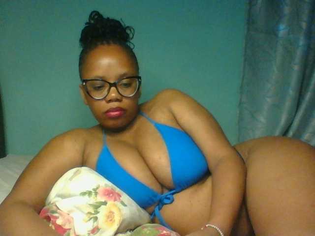 Prettyzari live cam on BongaCams