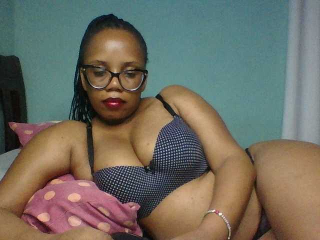 Prettyzari live cam on BongaCams
