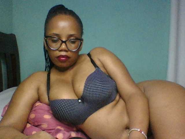 Prettyzari live cam on BongaCams