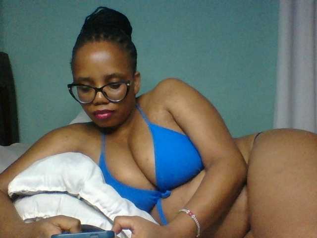 Prettyzari live cam on BongaCams
