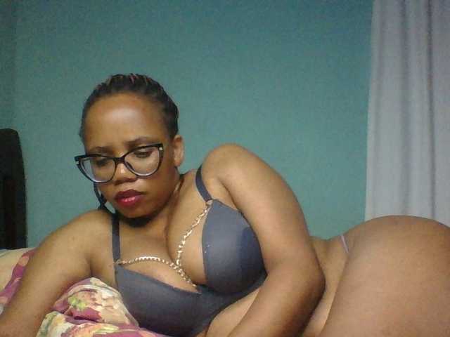 Prettyzari live cam on BongaCams
