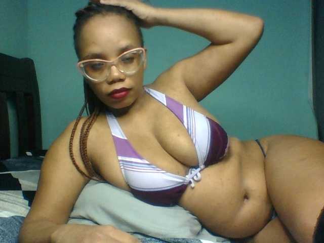 Prettyzari live cam on BongaCams