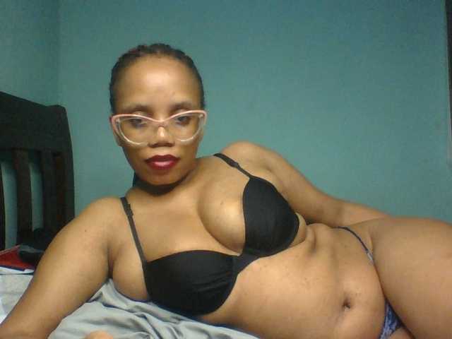 Prettyzari live cam on BongaCams