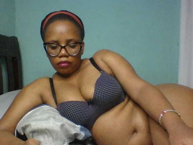 Prettyzari live cam on BongaCams