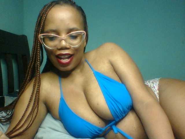 Prettyzari live cam on BongaCams
