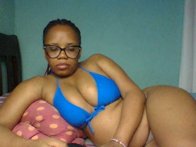 Prettyzari live cam preview