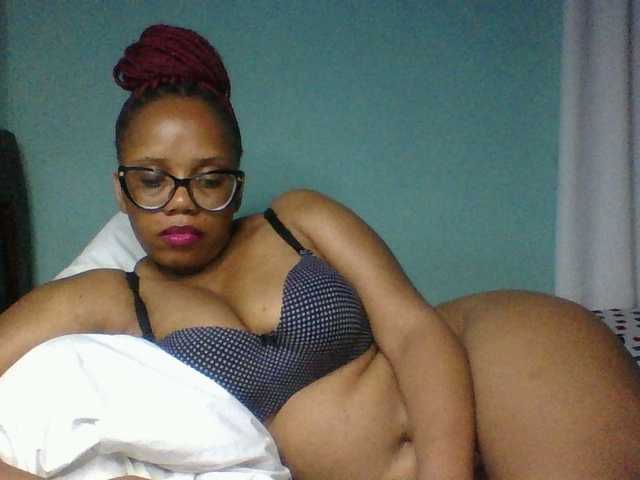 Prettyzari live cam on BongaCams