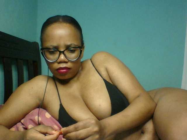 Prettyzari live cam on UnifiedCams