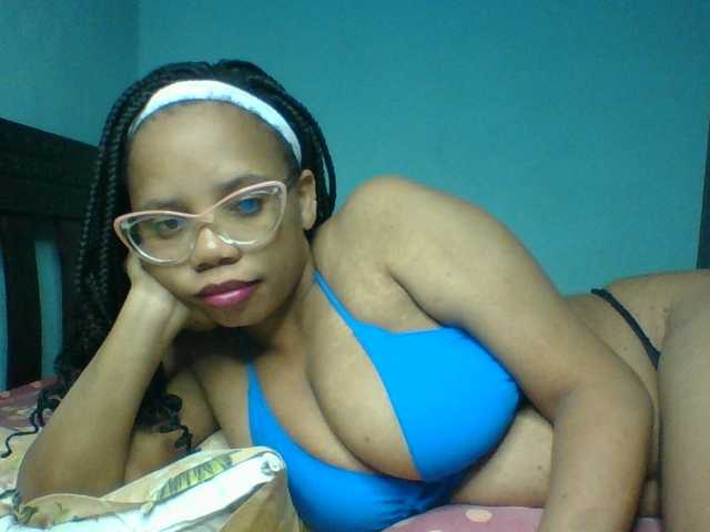 Prettyzari live cam on UnifiedCams