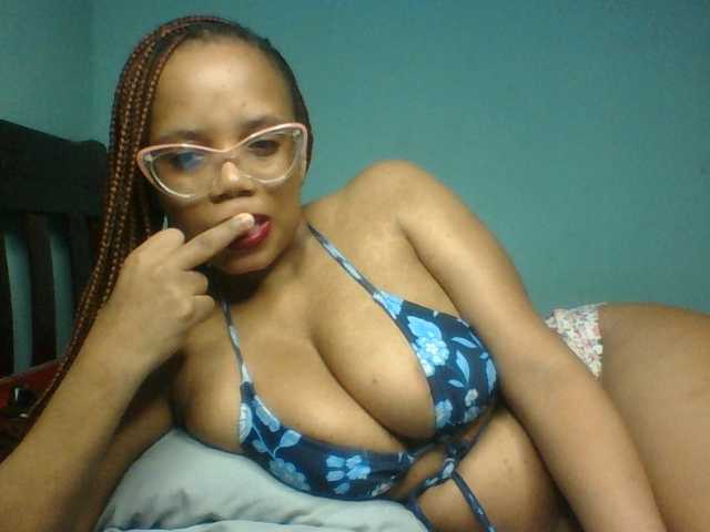 Prettyzari live cam on BongaCams