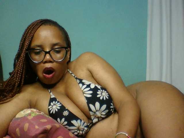 Prettyzari live cam on BongaCams