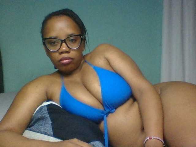 Prettyzari, en directo ahora en BongaCams