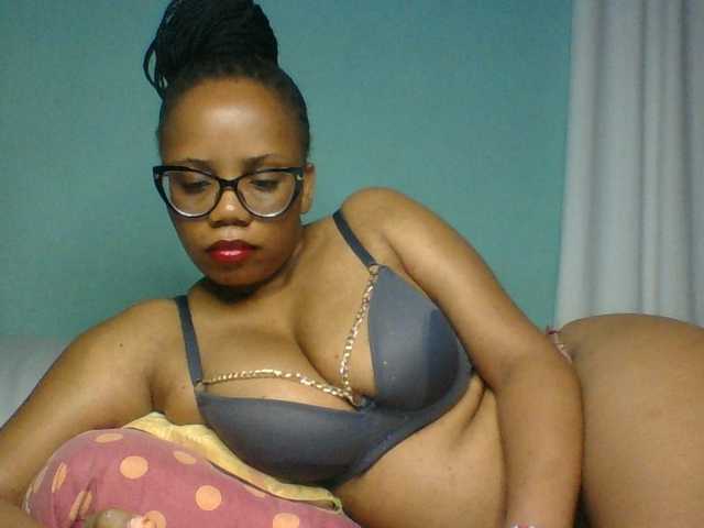 Prettyzari live cam on BongaCams